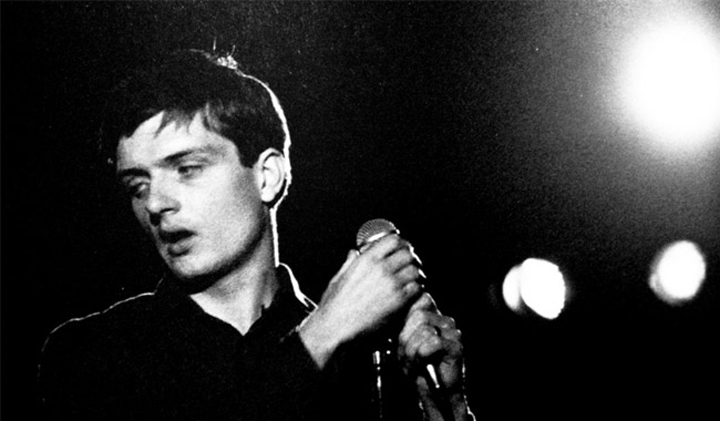 Вдова фронтмена Joy Division опубликует его рукописи