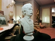 Мемориальная доска украдена с места захоронения Марка Твена