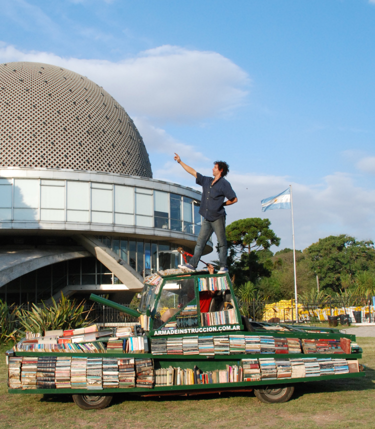 Оружие массового обучения - бесплатная библиотека в виде танка из книг