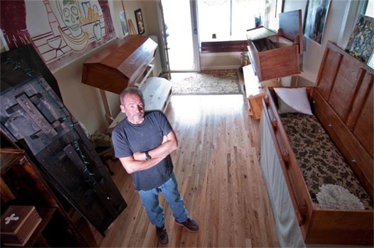 Книжный шкаф из гроба: распродажа в похоронном бюро в США