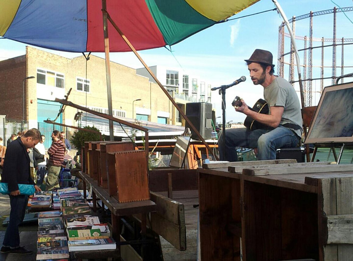 Книжный магазин Word On The Water в Лондоне