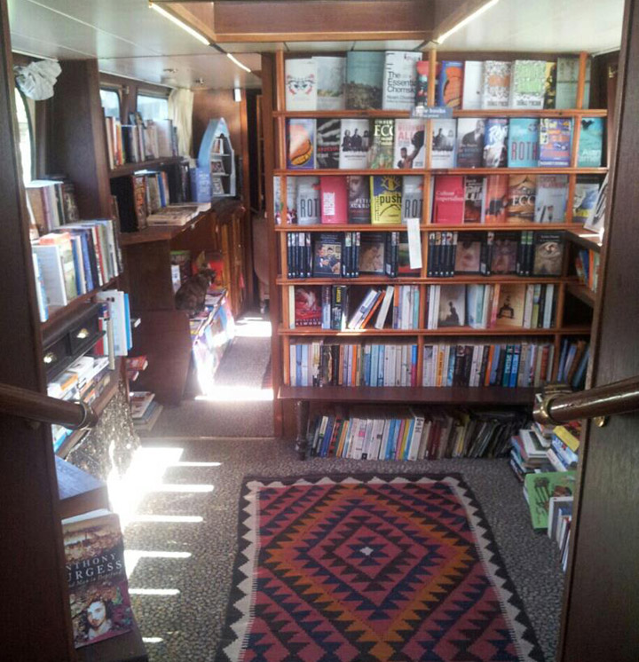 Плавающий книжный магазин в Лондоне