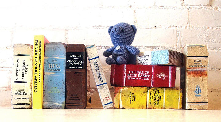 кирпичи, притворившиеся книгами