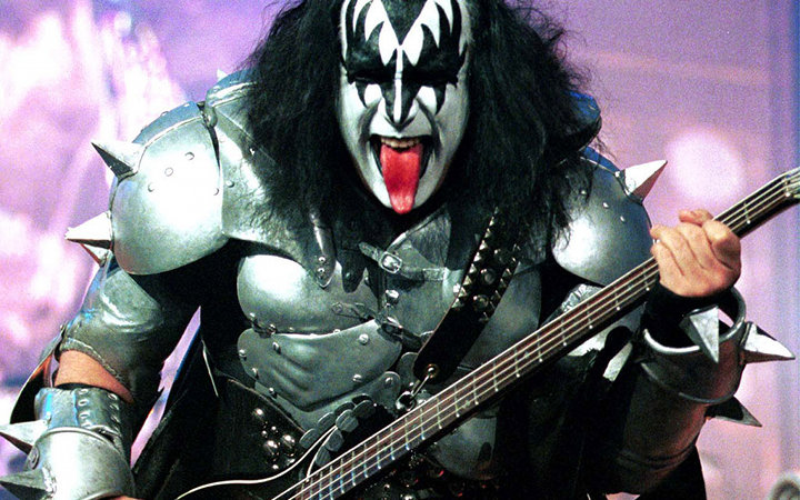 «Демон» рока отложил бас-гитару и взялся за перо