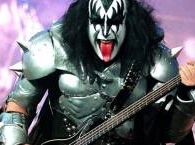 «Демон» рока отложил бас-гитару и взялся за перо