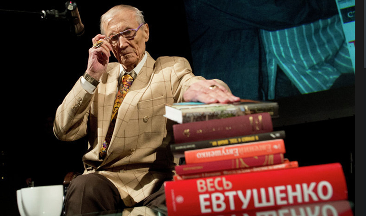 Юбилей Евтушенко отметят в Переделкино презентацией его новых книг